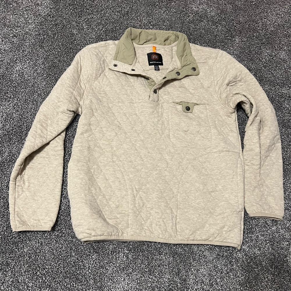 Mountain and isles quilted pullover